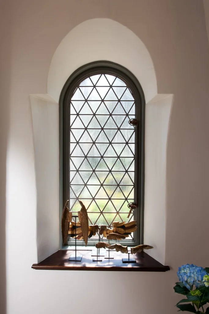 Arched window — triangular lattice grill